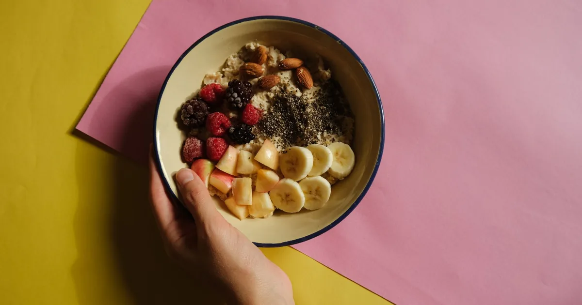 A vibrant oatmeal bowl with fruits and nuts on a pastel background, perfect for healthy breakfast ideas.